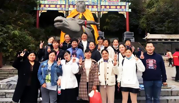 ممارسة ثقافة شركة Yiheng خلال دورة التدريب والسفر